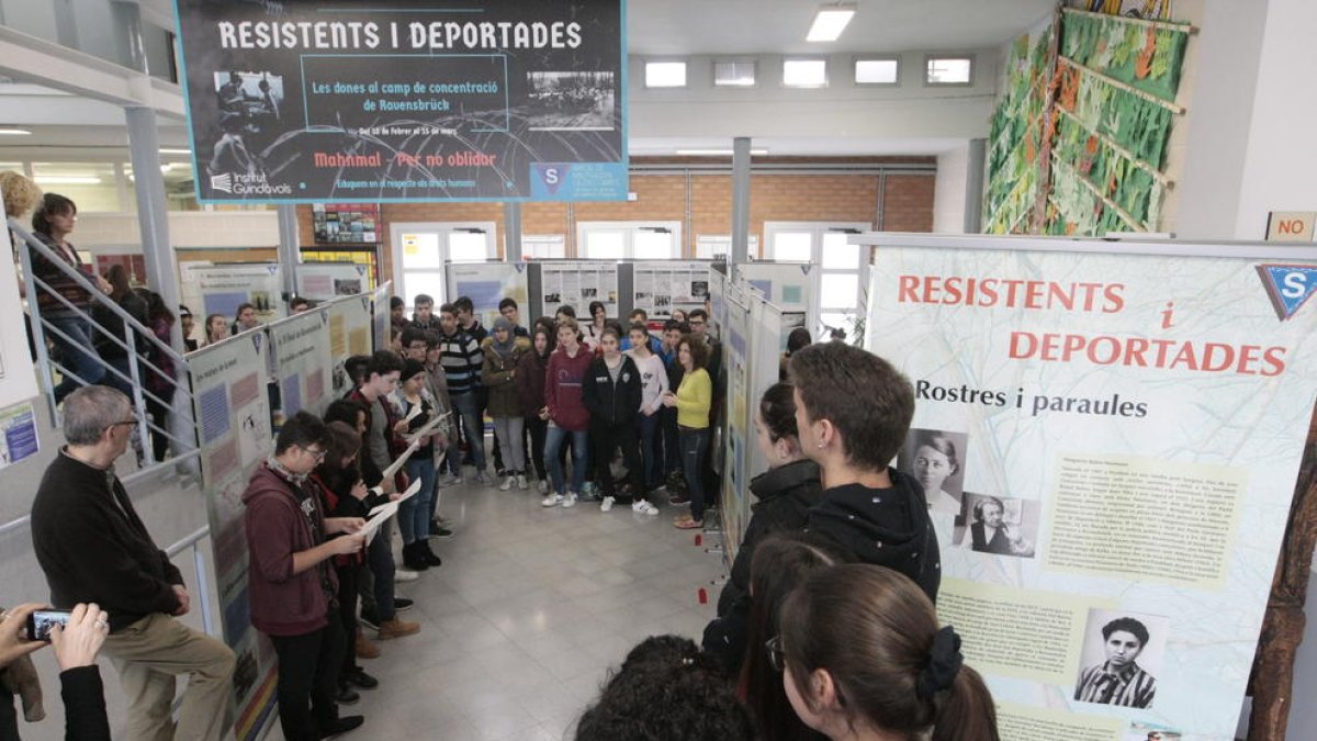 Els alumnes de l’institut Guindàvols van participar ahir en la inauguració de l’exposició.