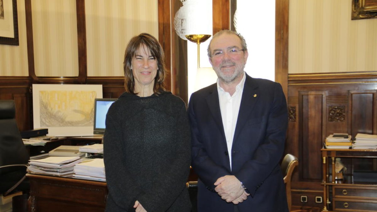 La cantant Lídia Pujol i el president de la Diputació, Joan Reñé.
