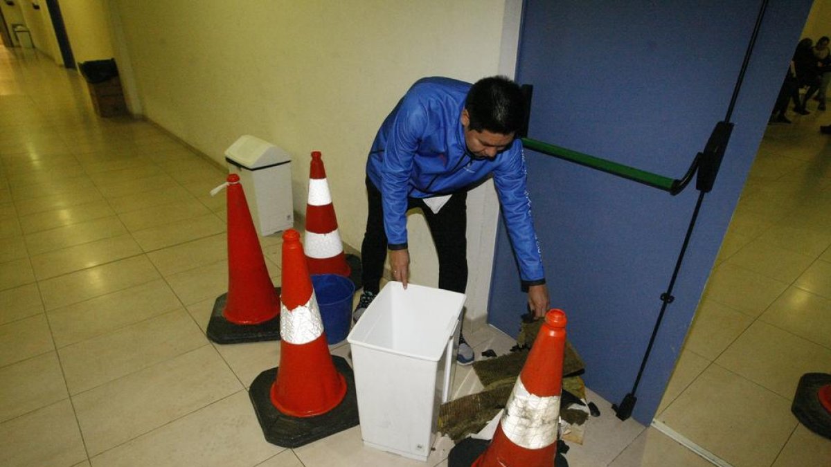 El pabellón Agnès Gregori, sin duchas por una fuga de agua