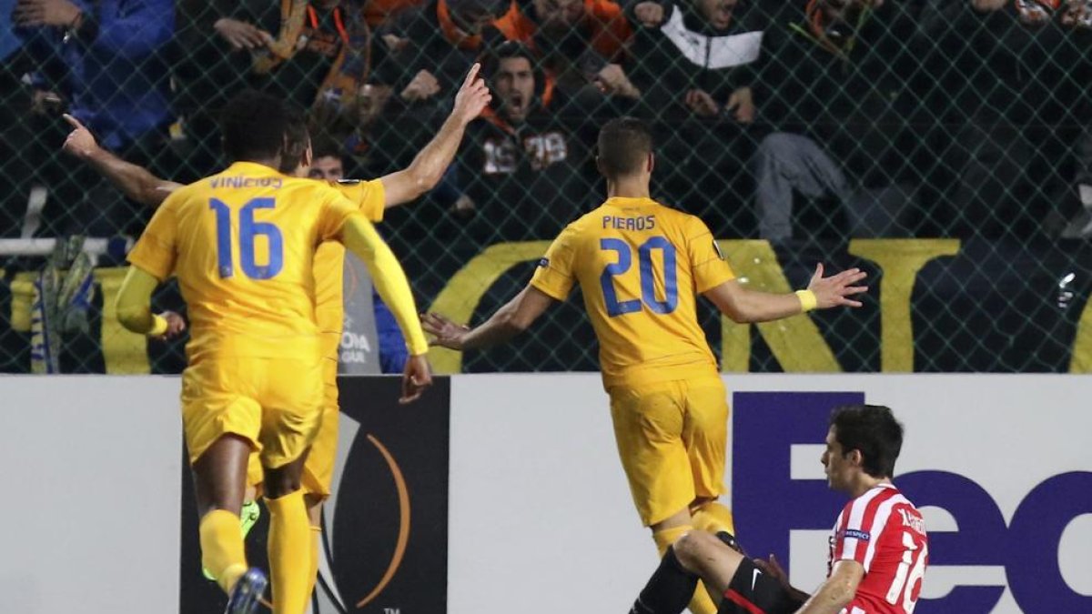 Los jugadores del Apoel celebran uno de los goles ante el Athletic.