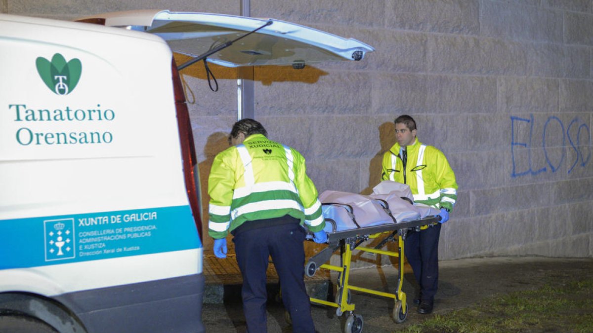 Els forenses traslladen el cadàver de la dona assassinada a Ourense.