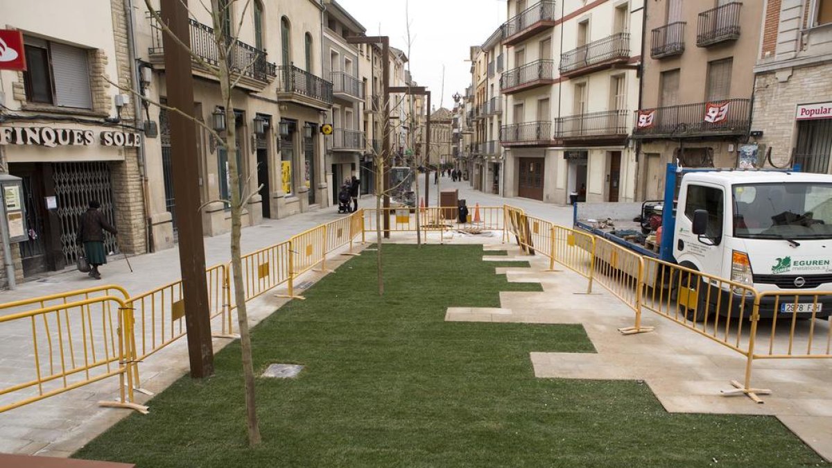 El carrer General Güell de Cervera, encara en obres.