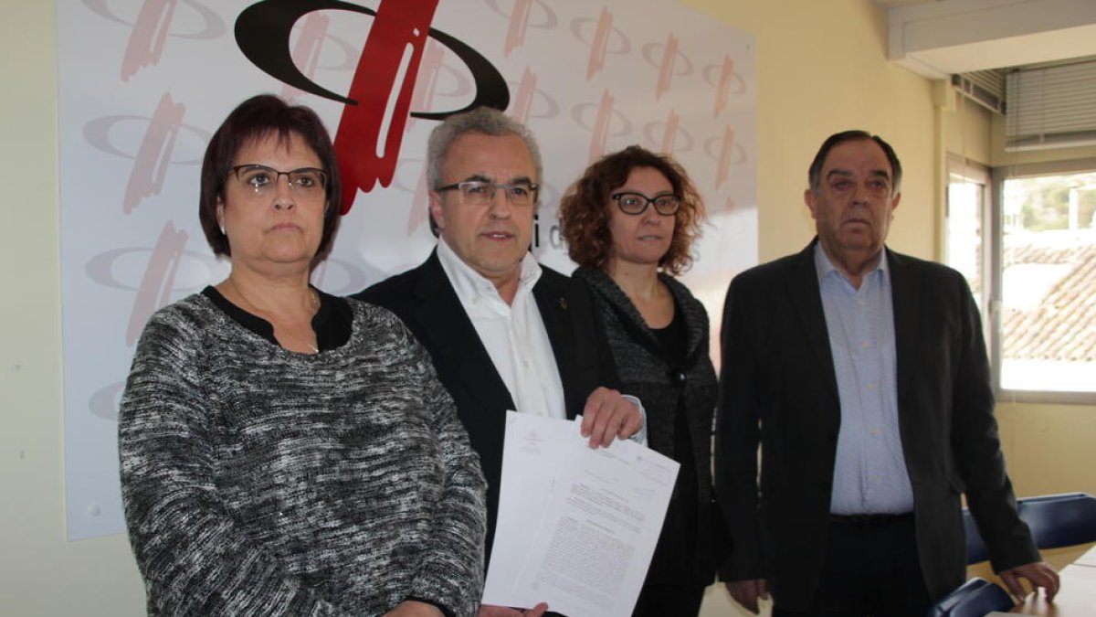 Enric Mir, ayer con los autos de archivo junto a los ediles Maria Fusté, Ester Vallès y Francesc Mir.