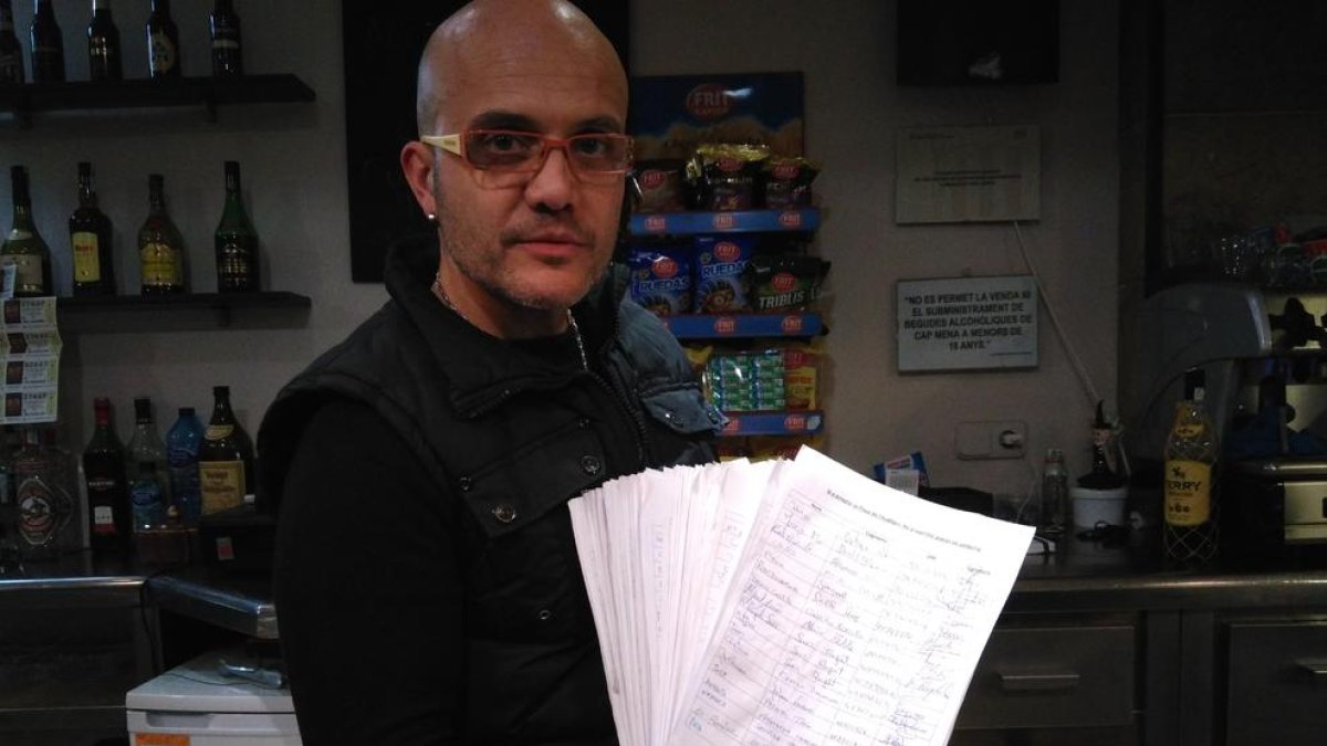 Uno de los impulsores de la campaña, con el pliego de firmas recogidas.
