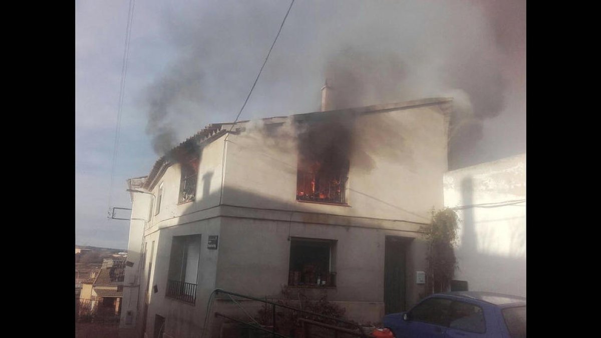 Imagen de los incendios de vivienda en Preixens y la calle Paer Casanovas de Lleida, con un y dos intoxicados respectivamente.