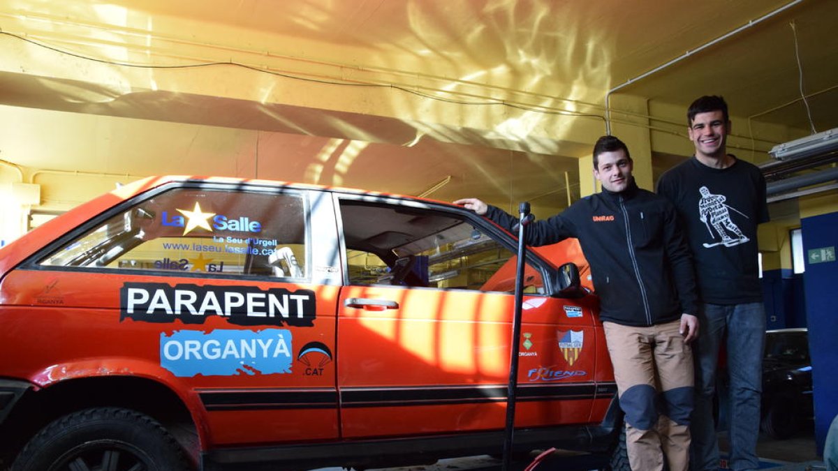 Albert i Vicenç, aquesta setmana, durant els treballs per fer els últims retocs al vehicle.