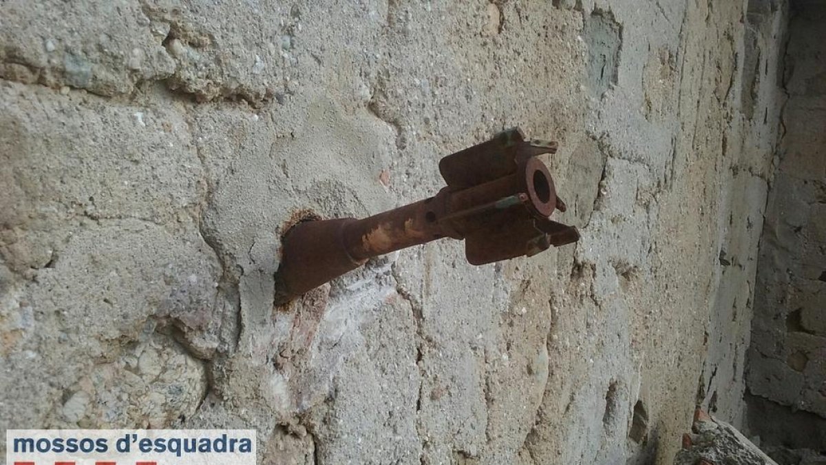 Retiran un proyectil de la Guerra Civil engastado en la pared de una casa de Castelló de Farfanya