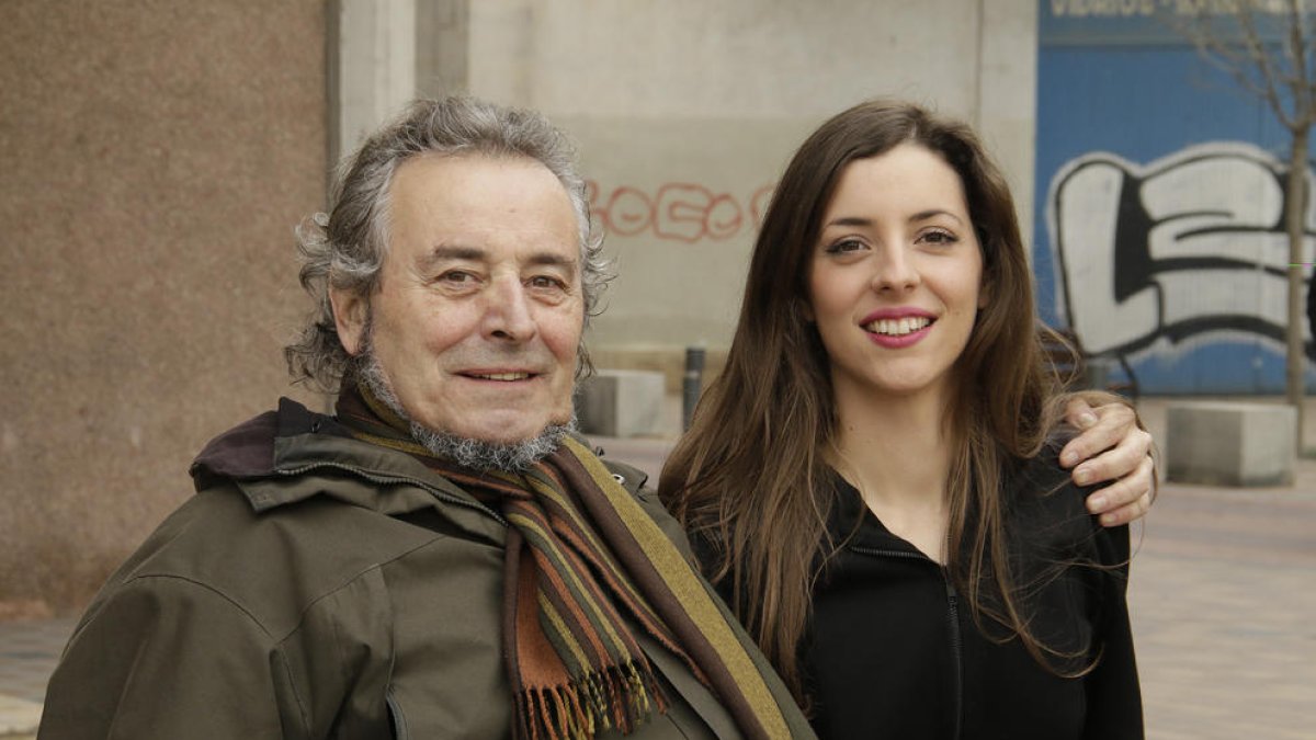 L’escriptor Pere Rovira, ahir a Lleida amb la seua filla Emília.