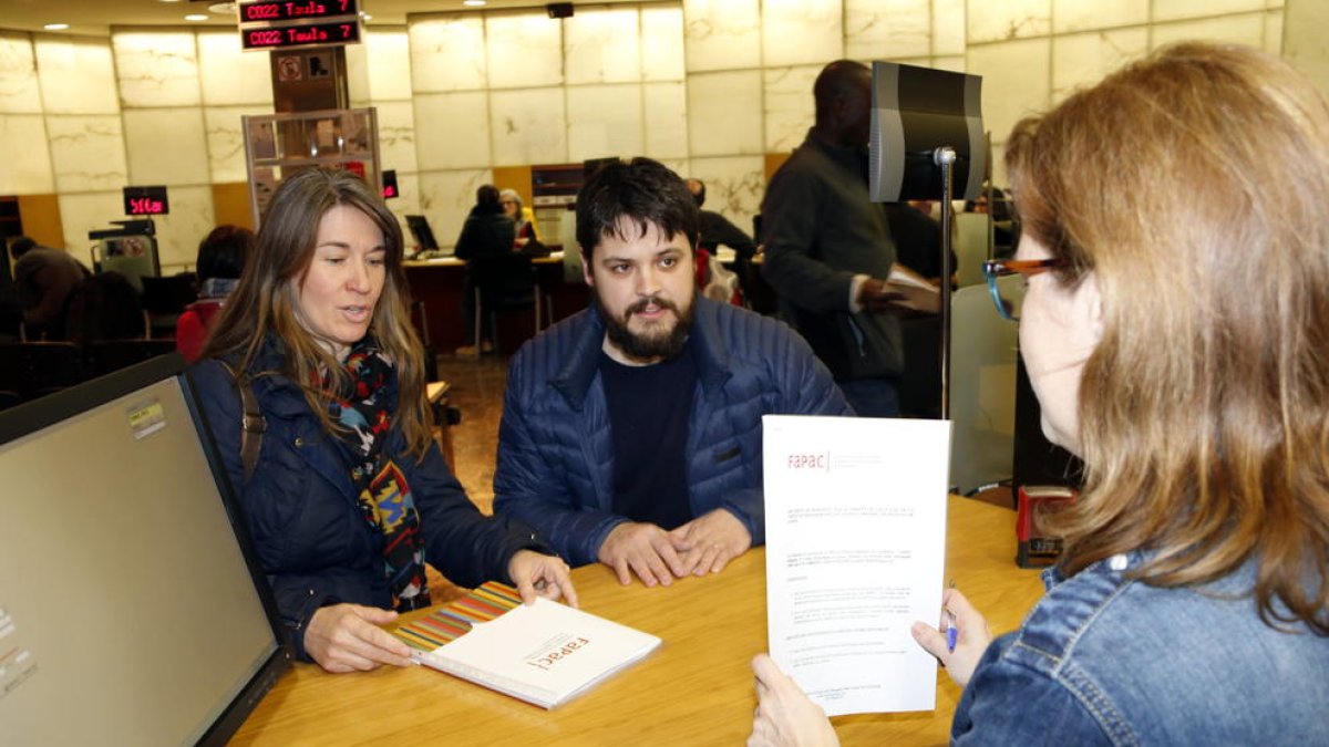 Los representantes de la Fapac registrando sus propuestas.