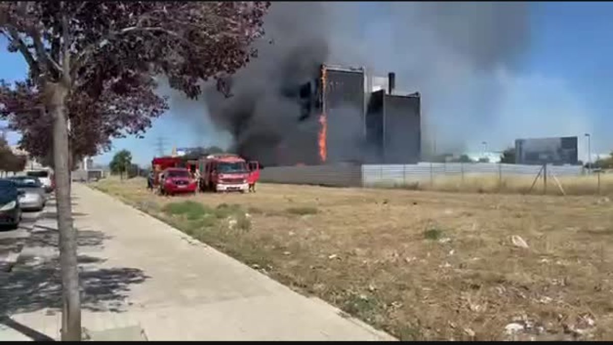Espectacular incendi en un bloc de pisos del barri dels Magraners