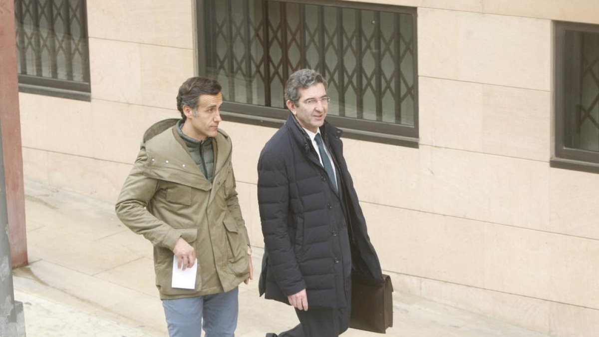 Álvaro Ruiz-Mateos, a l’esquerra, ahir amb el seu advocat al sortir dels jutjats després del judici.