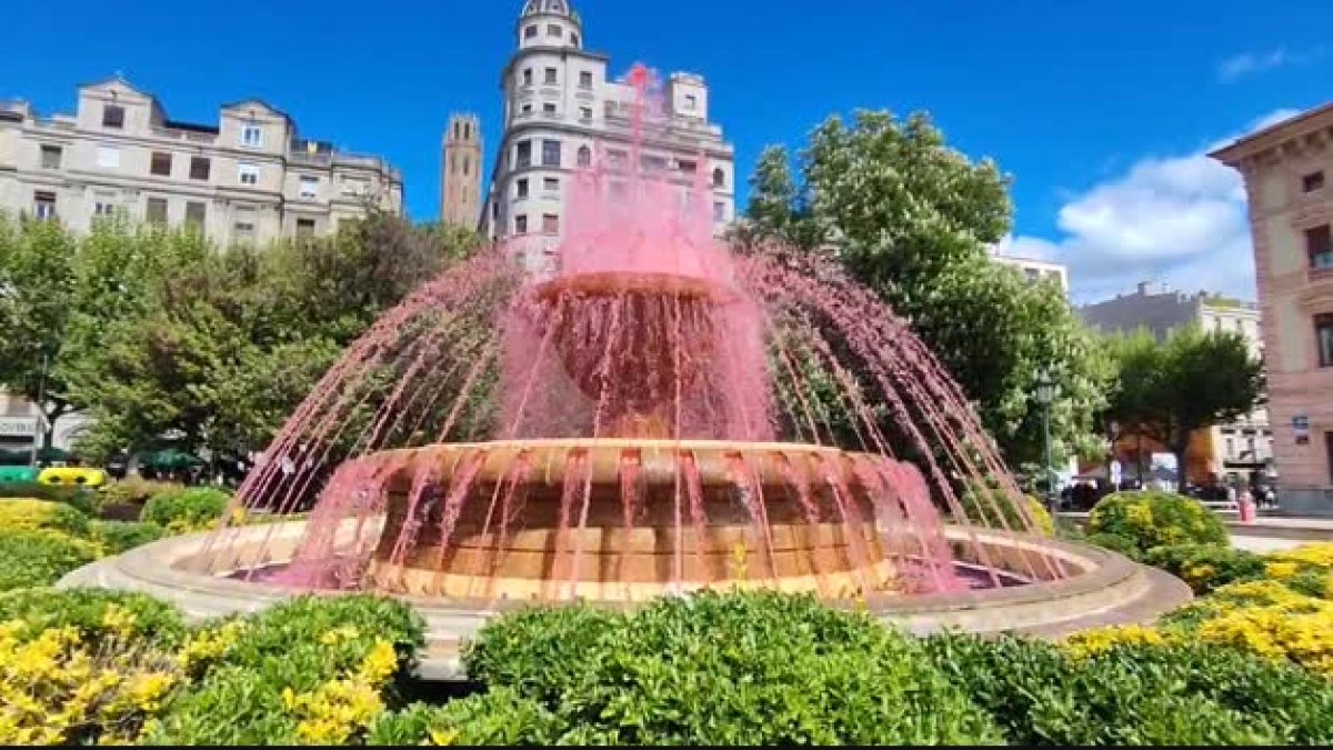 La font de la plaça de la Pau de Lleida, tenyida de vermell