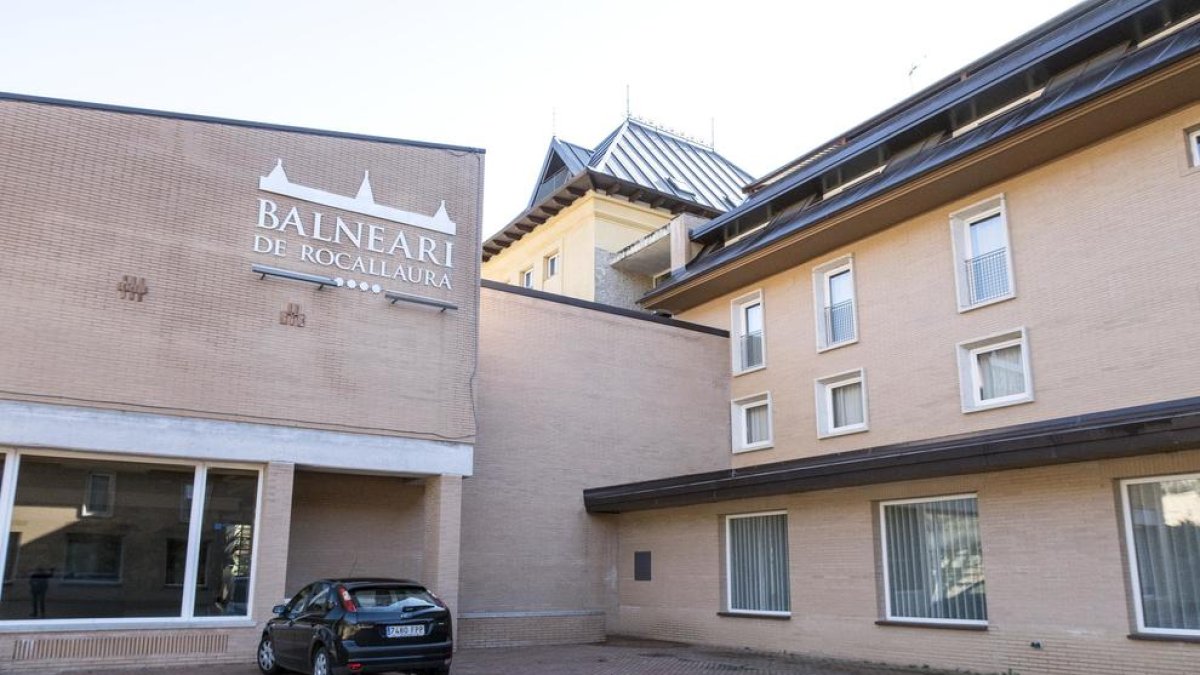 Imagen del exterior del balneario de Rocallaura, ayer por la mañana.