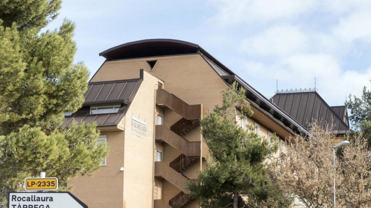 El balneario está ubicado cerca del monasterio de Vallbona de les Monges, en la ruta del Císter.