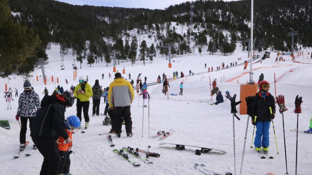 La estación de esquí de Port Ainé ayer acogió a más de 1.200 personas.