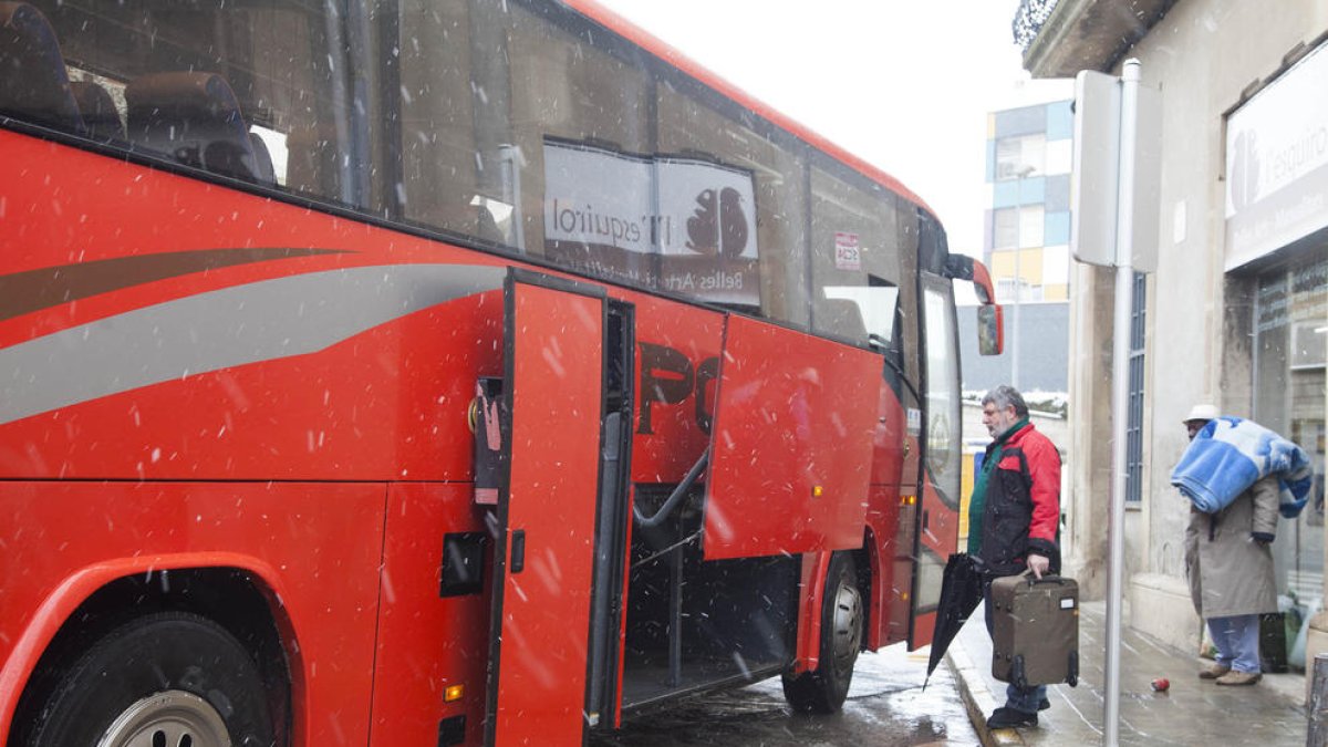 Passatgers de la línia de Manresa pugen a un autocar a Tàrrega.