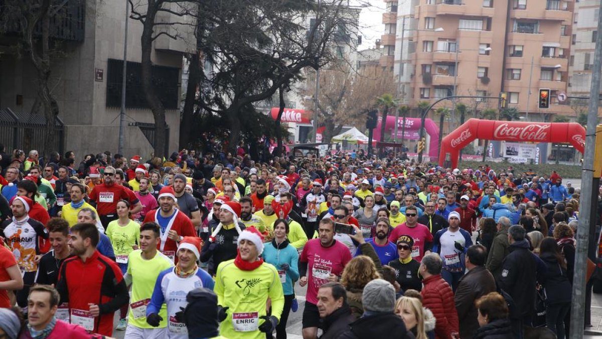 La Sant Silvestre de Lleida va tornar a ser multitudinària i aquest cop en horari matinal.