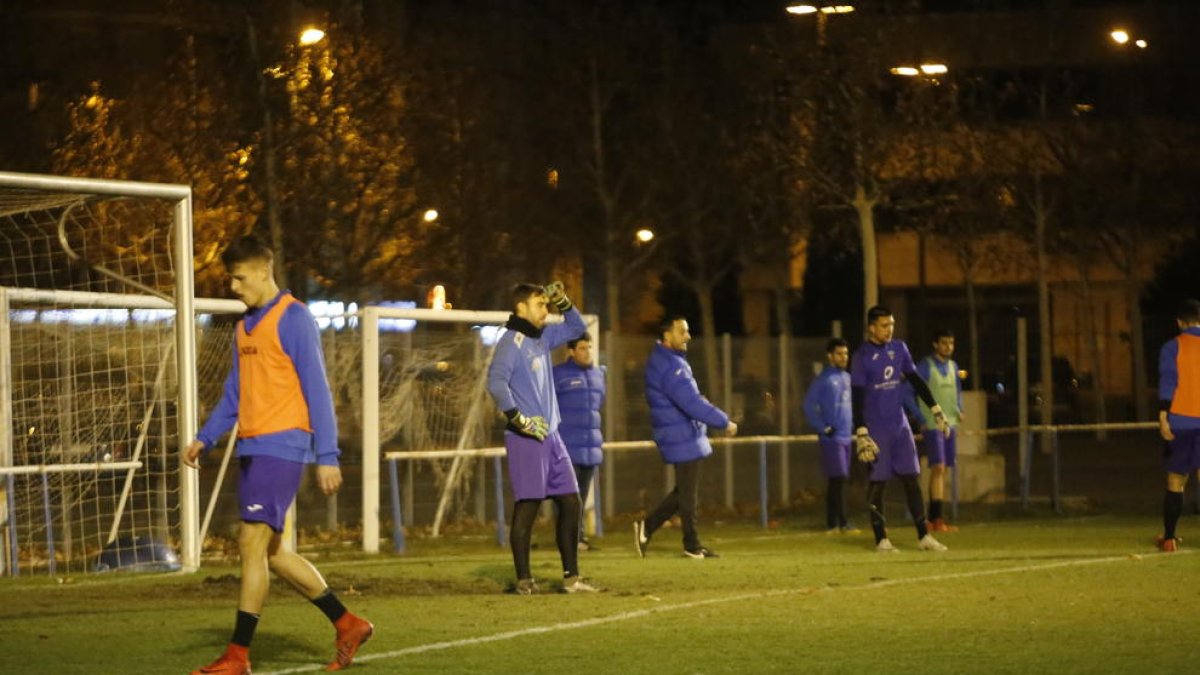 Los jugadores del Lleida se entrenaron ayer en el campo Annex de cara al partido de mañana.