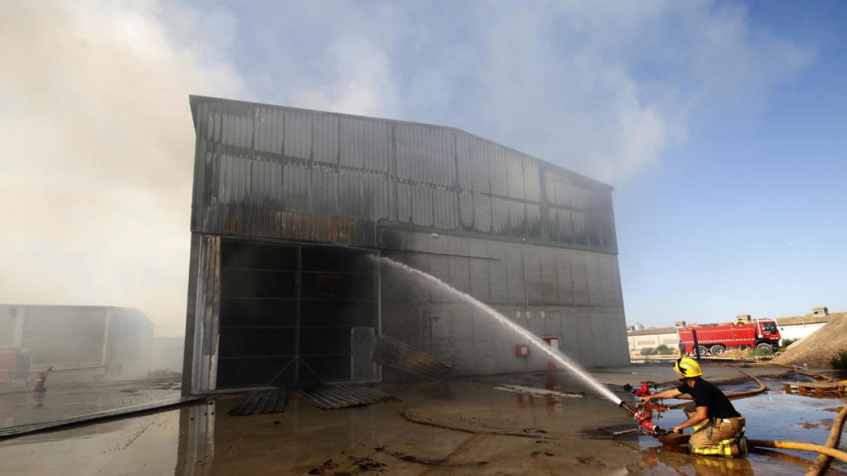 Incendio en una empresa de Alcarràs el pasado verano.