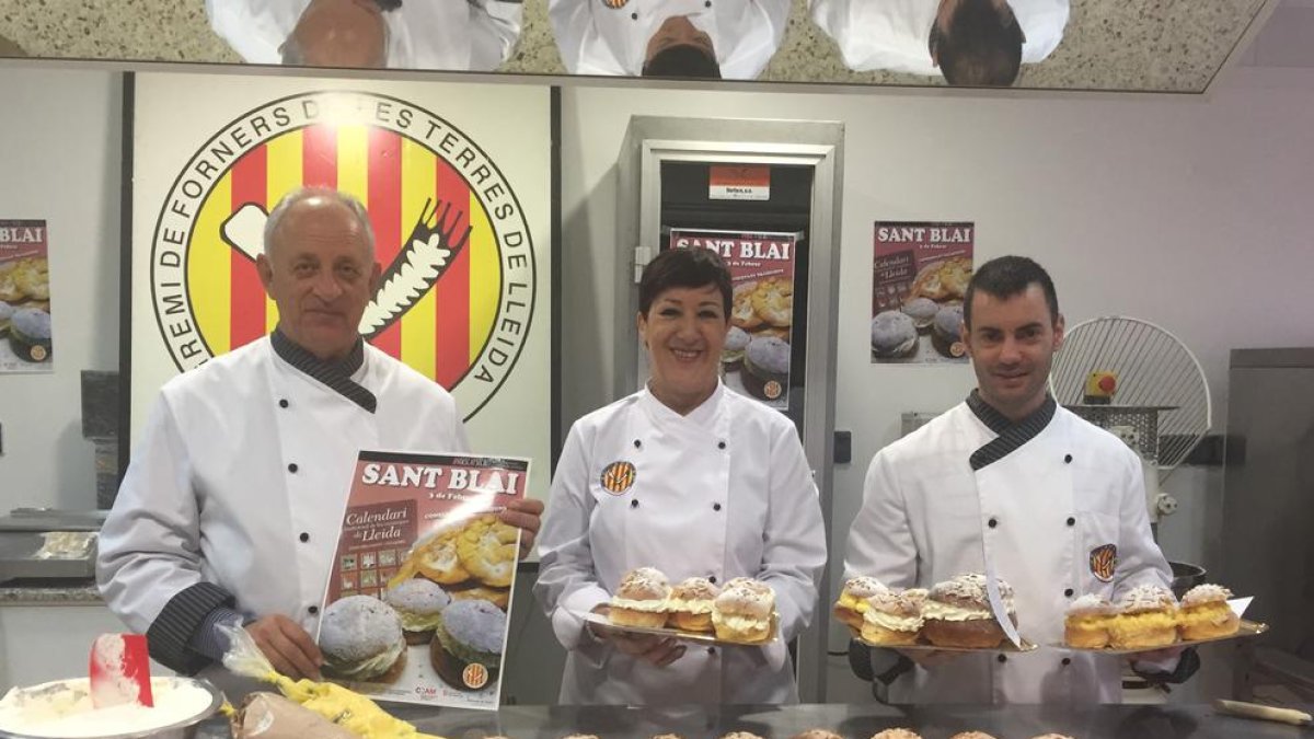 Forners mostren diversos tipus de cristines de Sant Blai.