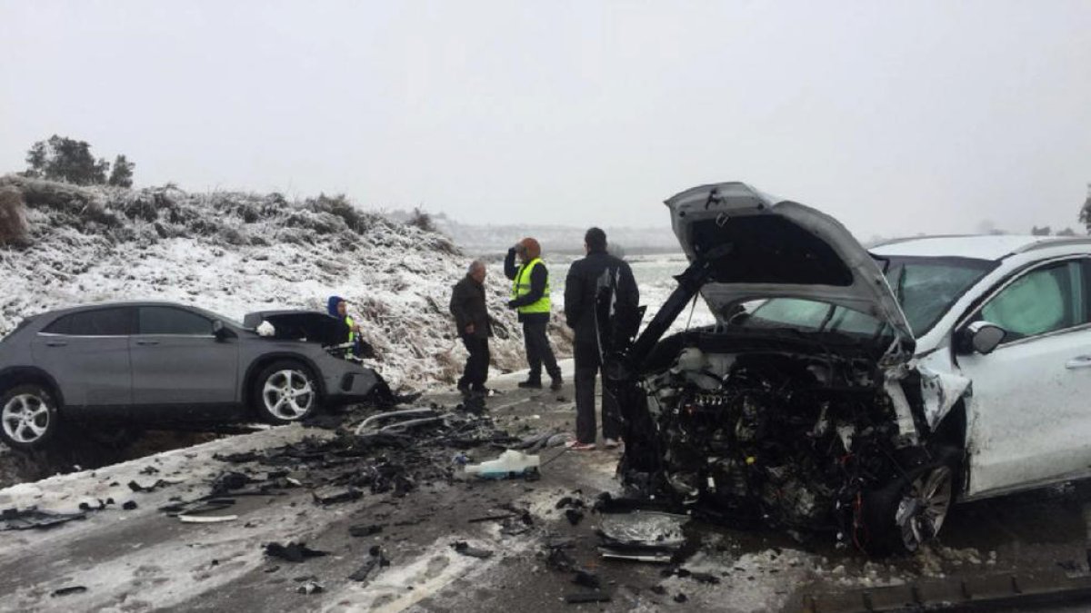Els dos vehicles sinistrats a la carretera A-1234 a Albalate de Cinca.