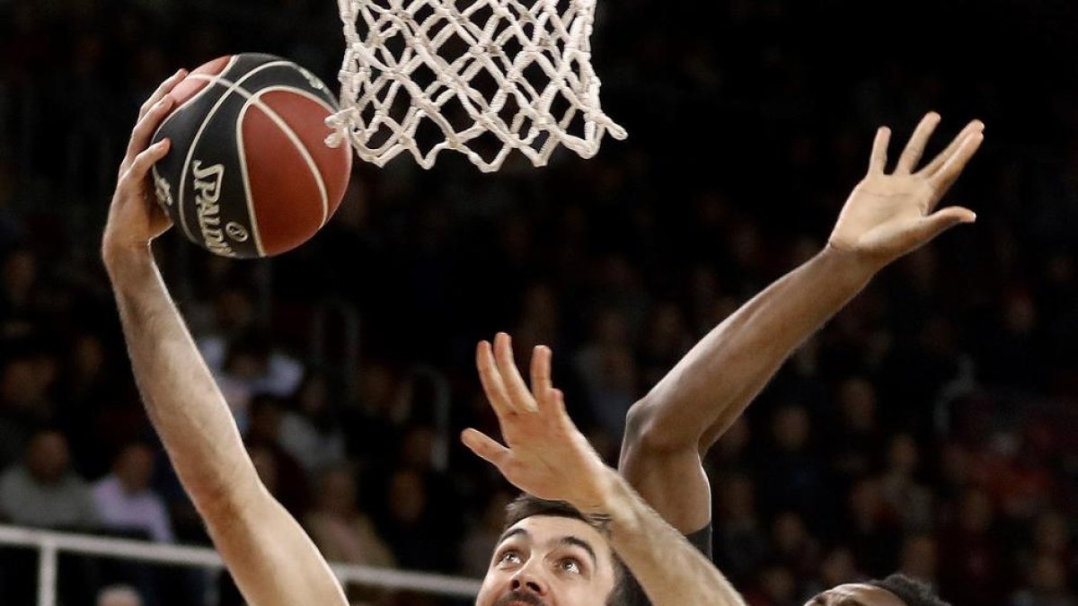 Pierre Oriola se dispone a encestar ante Olaseni.