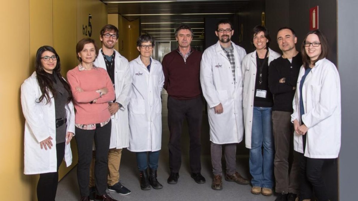 Equipo de investigación del IRB. A la derecha, personal sanitario del CAP de Agramunt sumándose al Día de las Enfermedades Raras.