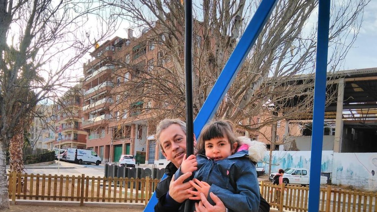 La pequeña Maria, de 6 años, con su padre en Peramola.