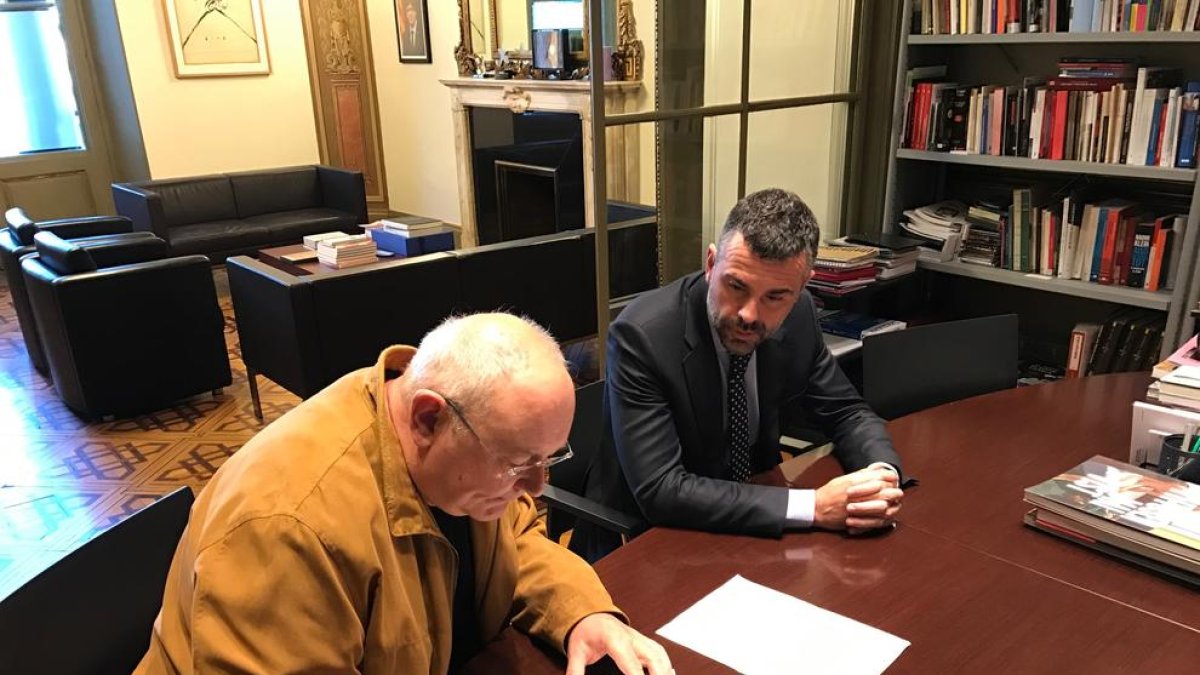 Entrega a Santi Vila (d.) de la carta de aviso para entregar las piezas.