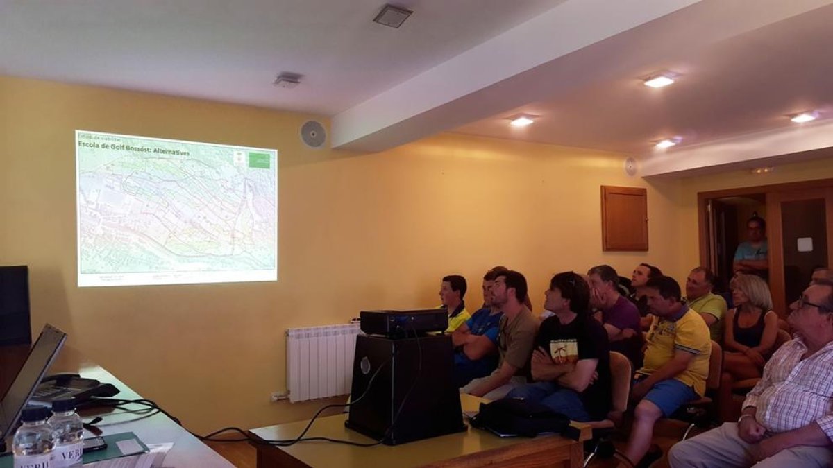 Imatge d’arxiu d’una reunió sobre el camp de golf de Bossòst.