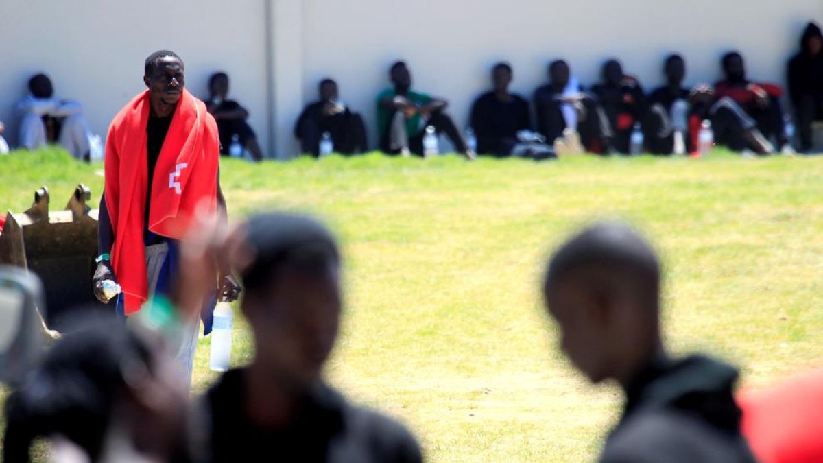 Migrants acollits a la localitat gaditana de Los Barrios, diumenge.