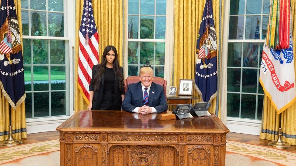 El president Donald Trump amb l’estrella televisiva Kim Kardashian, a la Casa Blanca.