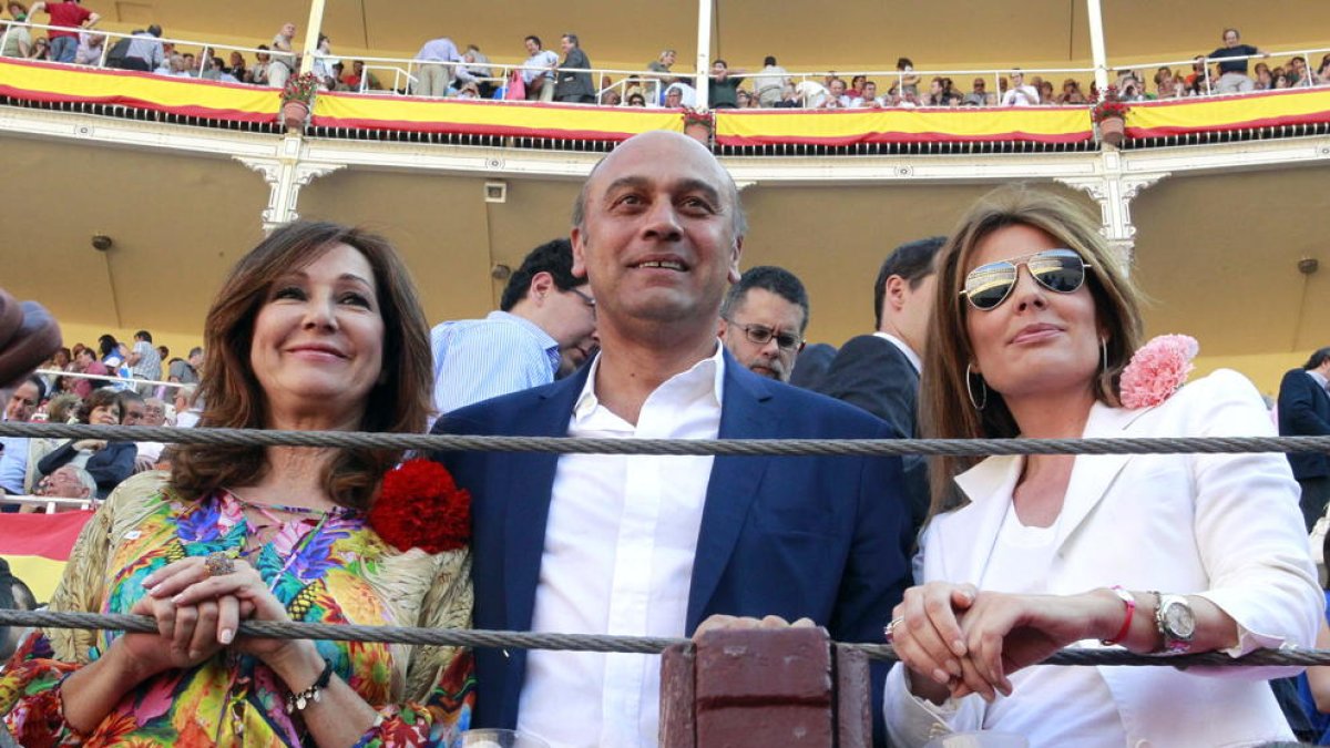 Imagen de archivo de Ana Rosa Quintana con su marido, Juan Muñoz, en la plaza de Las Ventas.