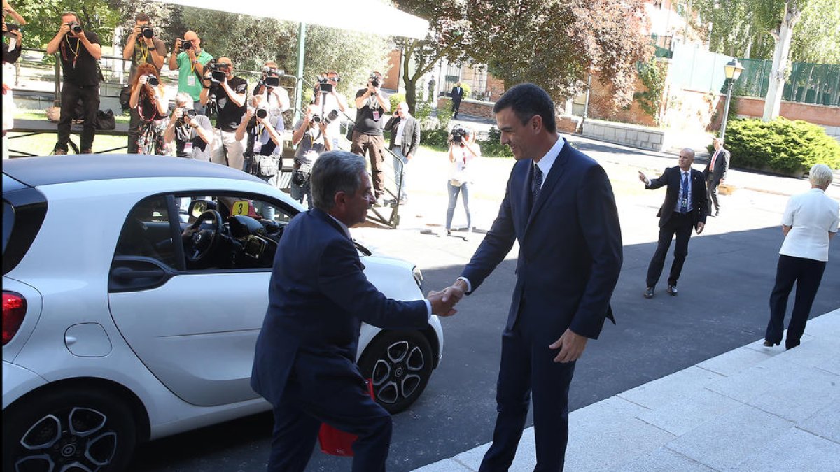 Revilla se traslado a La Moncloa en un coche eléctrico.