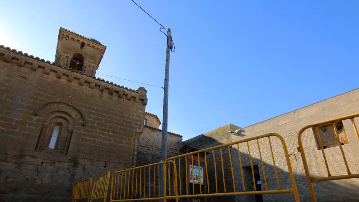 El acceso a la sala de exposición del monasterio de Sigena la semana pasada, cerrado con vallas.