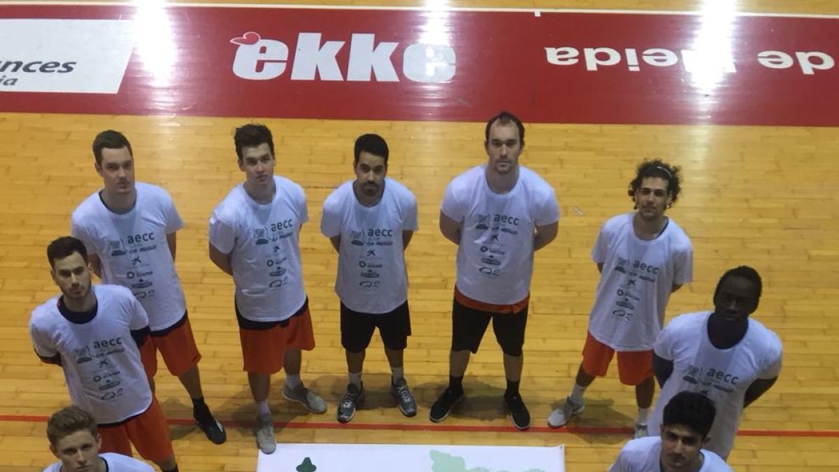 Los jugadores posaron ayer con una camiseta de la asociación en el Barris Nord.