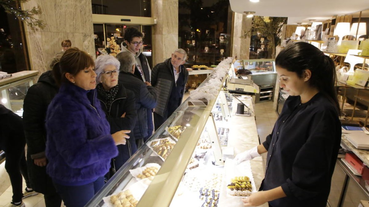 La pastisseria Prats s’acomiada oferint cava, moscatell i panellets