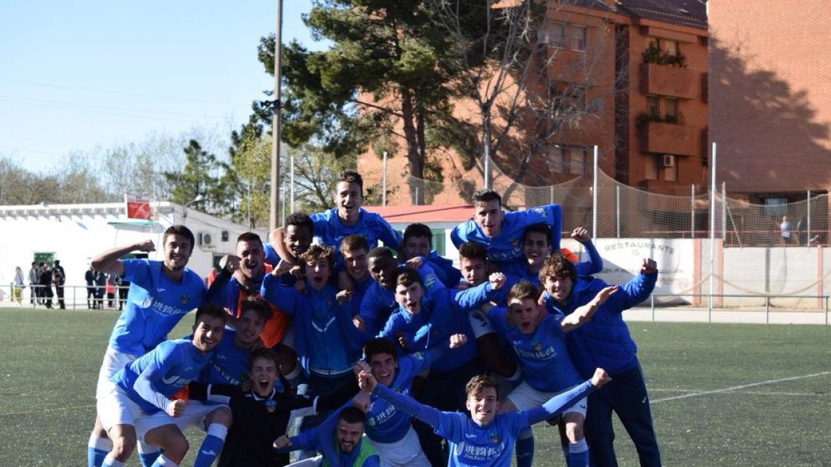 Los jugadores del Juvenil del Lleida celebran la permanencia.