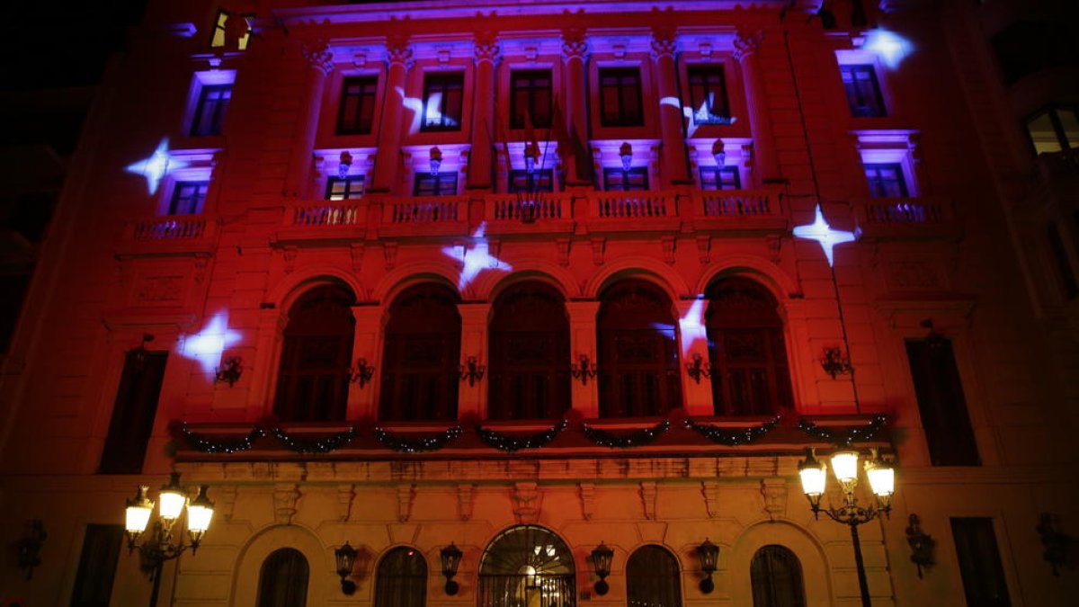 Un gran arbre de Nadal decora la plaça Paeria.