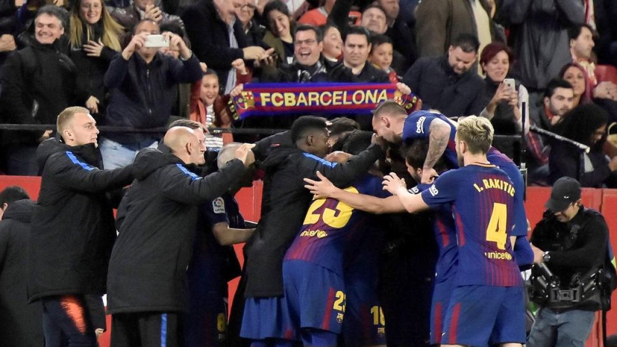 Los jugadores celebran con el banquillo en pleno un resultado que mantiene a los azulgranas invictos en la Liga.