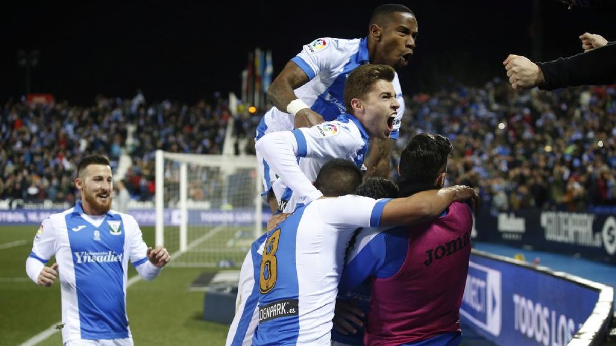 Jugadores del Leganés celebran su gol ante el Sevilla.