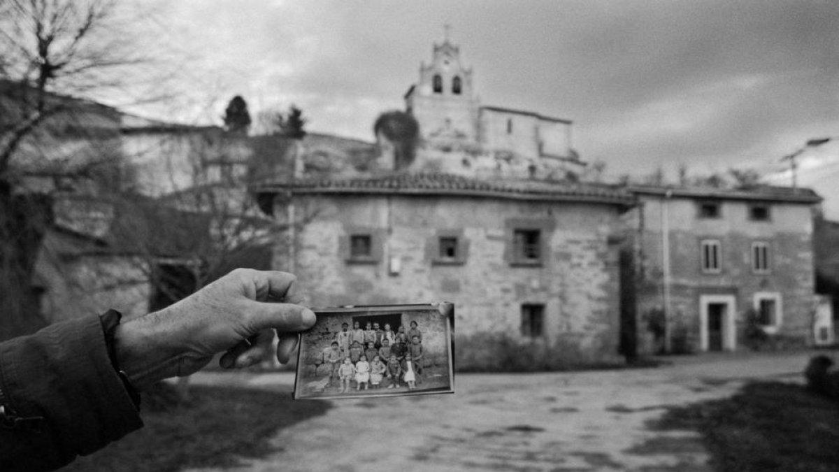 Una imagen del maestro con sus alumnos ante la escuela.