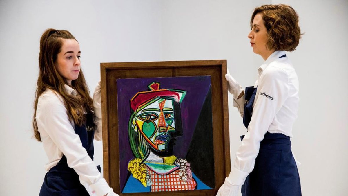 El retrato “Mujer con boina y vestido de cuadros”.