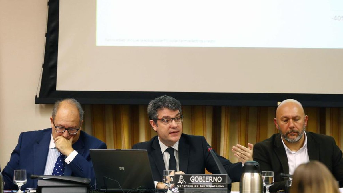 El ministro Álvaro Nadal (c), durante su comparecencia en la comisión de Energía.