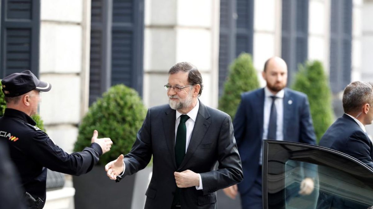 Rajoy acudeix entre aplaudiments dels seus diputats