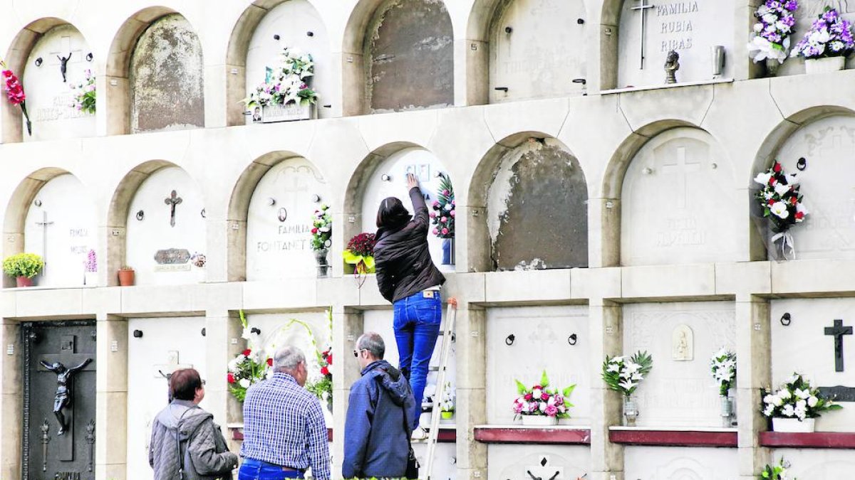 Rosas, claveles y gladiolos fueron las flores más vendidas según los floristas.