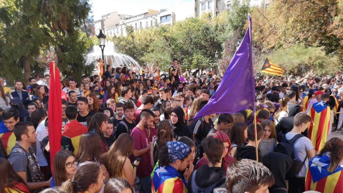 Uns 2.000 estudiants es manifesten a Lleida per commemorar l'1-O