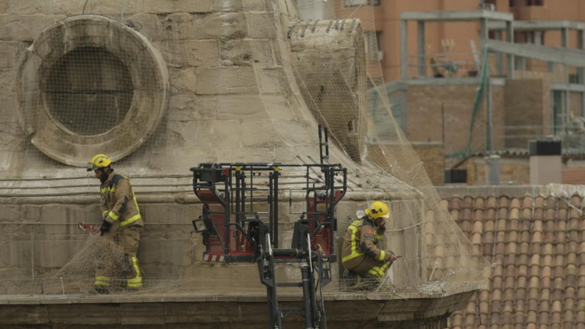 Redes cortadas  -  El pasado 27 de febrero, los Bomberos cortaron la parte inferior de las redes antinidos de cigüeña  que cubren las torres de la Catedral después de que varias aves hubieran quedado atrapadas. La cubierta del templo está deter ...