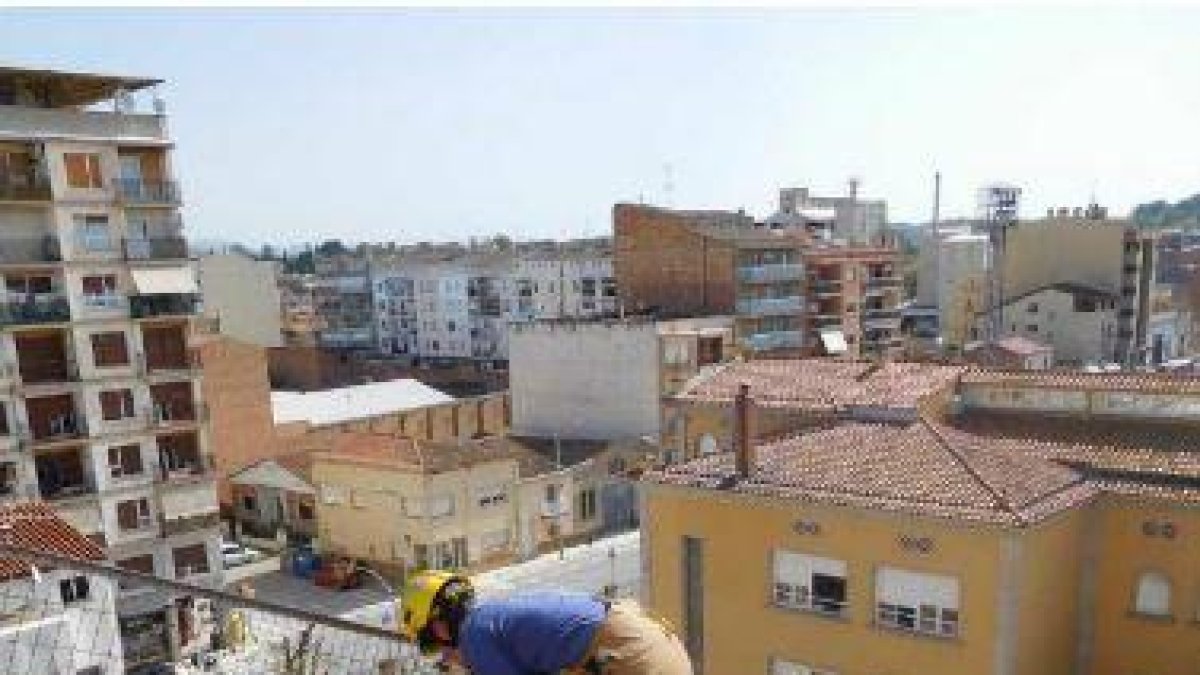 Imagen de un Agent Rural retirando el nido de cigüeña.