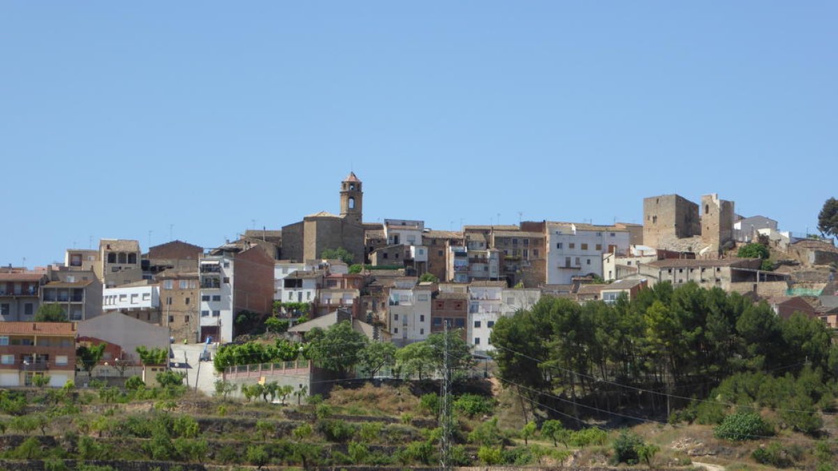 Panoràmica de l’Albagés amb la torre de l’església a l’esquerra.